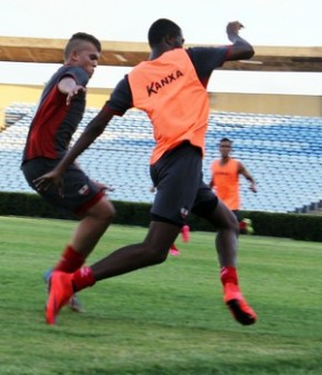 Amorim e Célio Codó em disputa durante treino no Albertão. Flávio reforça time organizado na marcação.(Imagem:Josiel Martins)