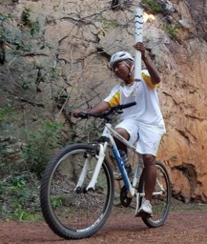 Tocha anda de bicicleta em Sete Cidades.(Imagem:Evandreia Buosi)