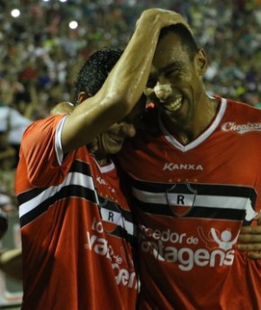 Eduardo comemora gol de Esquerdinha no empate contra o Ceará pela Copa do Nordeste.(Imagem:Emanuele Madeira/GLOBOESPORTE.COM)