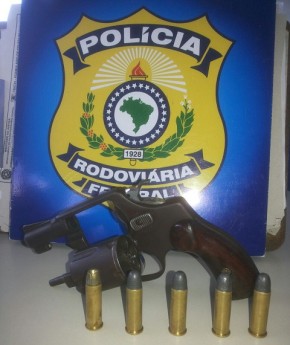 PRF prende passageiro de ônibus por porte ilegal de arma na zona sul de Teresina.(Imagem:PRF)