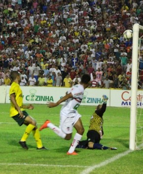 Arremesso de picolé e latas de cerveja aconteceu no jogo River-PI x Ypiranga-RS, pelas semifinais da Série D.(Imagem:Emanuele Madeira)