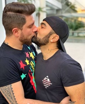 Mauro Sousa beija o namorado, Rafael Piccin.(Imagem:Reprodução/Instagram)