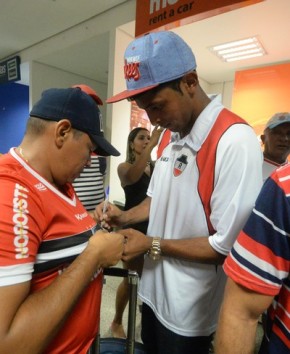 Paulo Paraíba dá autógrafo.(Imagem: Assis Fernandes/ODIA)