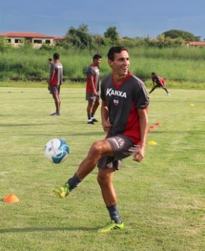 Siderval mostra irreverência em um dos treinos do Galo; jogador era bem quisto por todos no elenco tricolor.(Imagem:Abdias Bideh/GloboEsporte.com)