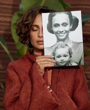 Camila Pitanga segura foto em que aparece com a mãe, Vera Manhães.(Imagem:Bruna Castanheira (GROUPART))