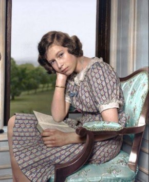 Rainha Elizabeth II, a Rainha do Reino Unido, com 14 anos e lendo um livro(Imagem:Reprodução/marinamaral)