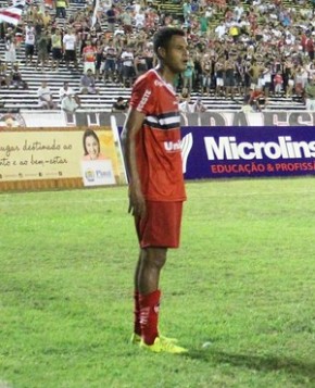 Carlinhos dá ritmo no meio de campo, mas não consegue converter chance no segundo tempo.(Imagem:Abdias Bideh/GloboEsporte.com)