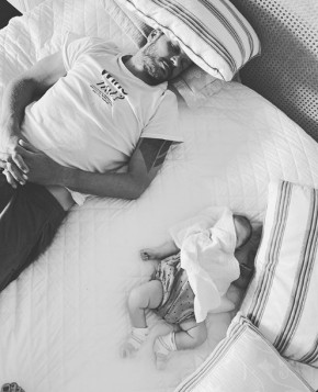 Hilbert aparece dormindo ao lado da filha e fraldinha no rosto da bebê gera polêmica(Imagem:Reprodução/Instagram)