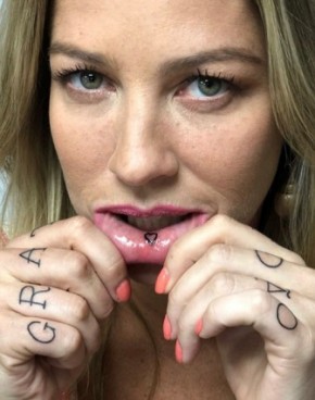 Luana Piovani radicaliza no visual e faz tatuagens nas mãos e até dentro da boca.(Imagem:Instragram)