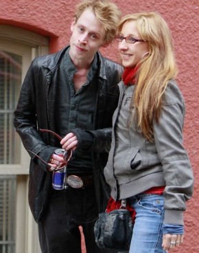 Macaulay Culkin com fã.(Imagem:Reprodução)