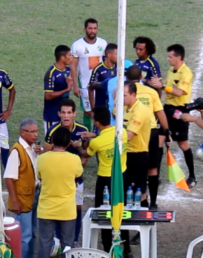 Atacante Felipe vai atrás de delegado do jogo após ser expulso da partida.(Imagem:Josiel Martins)