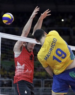 Maurício passa pelo bloqueio canadense.(Imagem: AP Photo / Jeff Roberson)