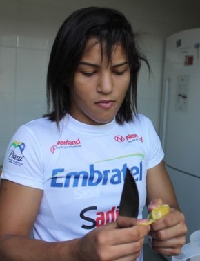 Sarah Menezes utiliza tempo livre em Teresina na cozinha para receber amigos em sua casa.(Imagem: Emanuele Madeira/GloboEsporte.com)