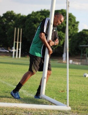 Apegado ao gol, Toinho, técnico do Tiradentes-PI.(Imagem:Emanuele Madeira)