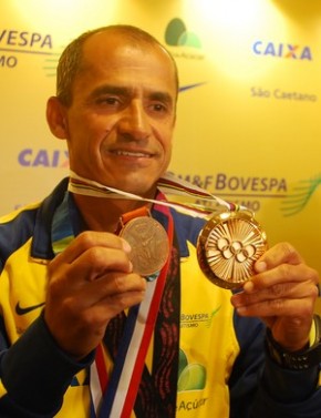 Vanderlei se emociona com o bronze de 2004 e a medalha de Coubertin.(Imagem:Marcos Guerra)