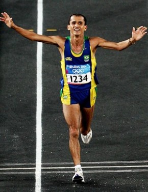 Vanderlei fez um aviãozinho na chegada da maratona de Atenas 2004.(Imagem:Agência Reuters)