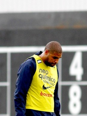 Adriano durante treino do Corinthians.(Imagem: Piervi Fonseca / Globoesporte.com)