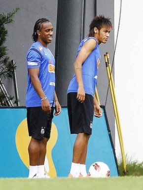 Arouca e Neymar foram convocados.(Imagem:Ricardo Saibun/Divulgação Santos FC)