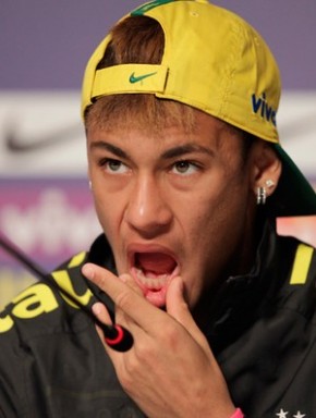 Neymar diz que atacantes não tenta enfeitar no momento das finalizações.(Imagem:Mowa Press)