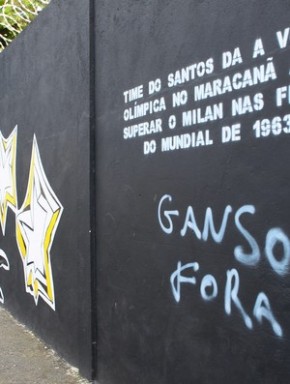 Muro do CT é pichado: 'Ganso Fora' (Imagem:Nirley Sena / Jornal Atribuna de Santos)