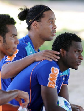 Ronaldinho faz um afago em Willians em treino do Flamengo.(Imagem:Alexandre Vidal/Fla Imagem)