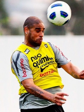 Adriano vai estrear, mesmo acima do peso.(Imagem:Marcos Ribolli/GLOBOESPORTE.COM)