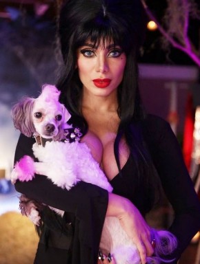 Anitta se fantasia de Elvira em festa de Halloween.(Imagem:Reprodução/Instagram)