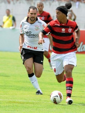 Ronaldinho Gaúcho em campo no amistoso contra o Corinthians.(Imagem: Alexandre Vidal/Fla Imagem)