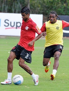 Léo Moura recebe combate de Diego Maurício no treino.(Imagem:Alexandre Vidal / Fla Imagem)