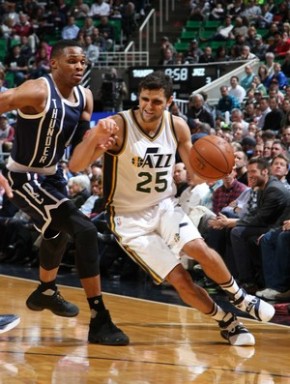 O armador brasileiro não conseguiu muito contra Westbrook e companhia.(Imagem:Getty)