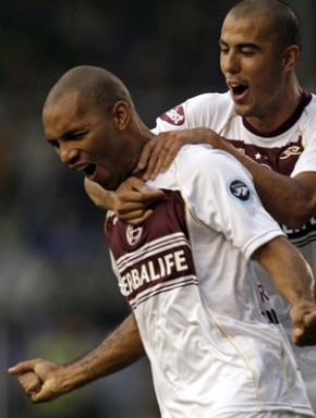 Regueiro comemora um de seus gols contra o Emelec, no Equador.(Imagem:AP)