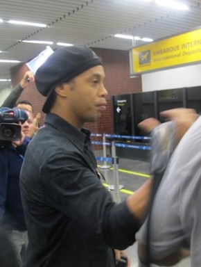Ronaldinho chegou em cima da hora.(Imagem:Janir Júnior )