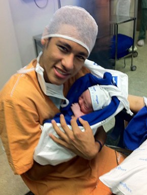 Neymar com o filho (Imagem:Reprodução / Twitter)