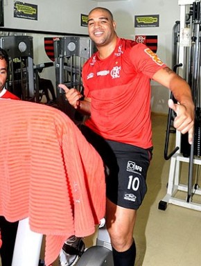 Adriano comemora volta à rotina de treinos no Fla.(Imagem:Alexandre Vidal / Fla Imagem)