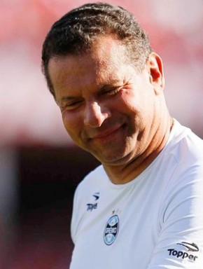 Diretoria do Cruzeiro anuncia Celso Roth como o novo treinador.(Imagem:Agência Estado)