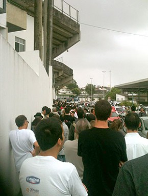 Fila de torcedores do Corinthians no Scarpelli.(Imagem:Reprodução Twitter/ Alexandre Silva)