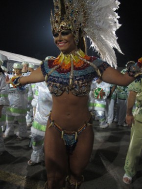 A modelo Viviane Araújo, rainha de bateria da Mancha Verde, desfila neste sábado (25).(Imagem:Rafael Sampaio/G1)