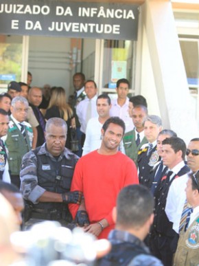 Bruno sorri ao deixar juizado, em Contagem(Imagem:Alex de Jesus/O Tempo/AE)