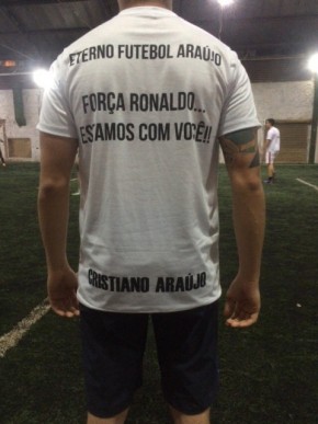 Amigos homenageiam Cristiano Araújo durante jogo de futebol.(Imagem:Arquivo pessoal / Divulgação)
