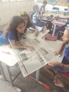Na sala de aula, os estudantes estão conhecendo a estrutura do jornal, desde o cabeçalho às imagens(Imagem:Arquivo Pessoal)