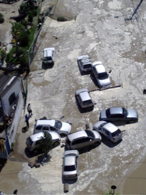 Carros ficaram boiando no esgoto após estação romper em Niterói neste domingo (17)(Imagem:Plotino Dutra/Arquivo pessoal )