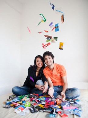 Ricardo, maior colecionador de camisinhas do Brasil, e a namorada Renata são adeptos do sexo seguro.(Imagem:Daigo Oliva/G1)