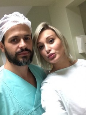 Andressa com o médico Rodrigo Wobeto, neste sábado, 31,a caminho de um novo procedimento.(Imagem:Ego.globo)