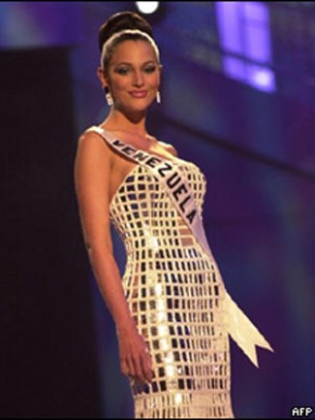 Eva Ekvall representando a Venezuela no Miss Universo em 2001.(Imagem: AFP Photo)