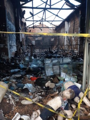 Incêndio destrói loja(Imagem:Reprodução)
