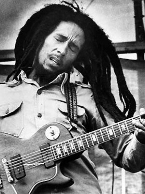 Bob Marley e sua célebre Gibson Les Paul.(Imagem: AP)