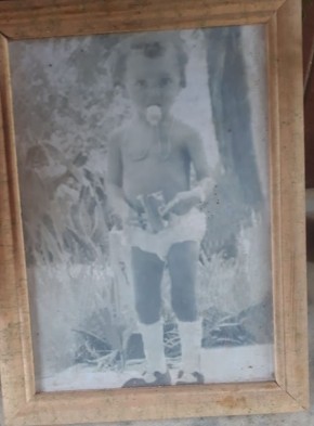 Foto de Francileide ainda criança. A última vez que a mãe a viu, ela tinha esse tamanho.(Imagem:Arquivo pessoal)