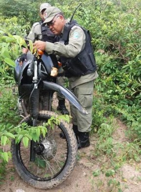 Motocicleta roubada é recuperada no bairro Bom Lugar.(Imagem:3° BPM)