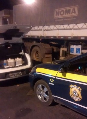         PRF prende duas pessoas que comercializavam ilegalmente combustível em Floriano.(Imagem:PRF)
