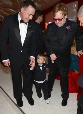 David Furnish e Elton John com seu filho posam com seu filho, Zachary Furnish-John.(Imagem:Divulgação)
